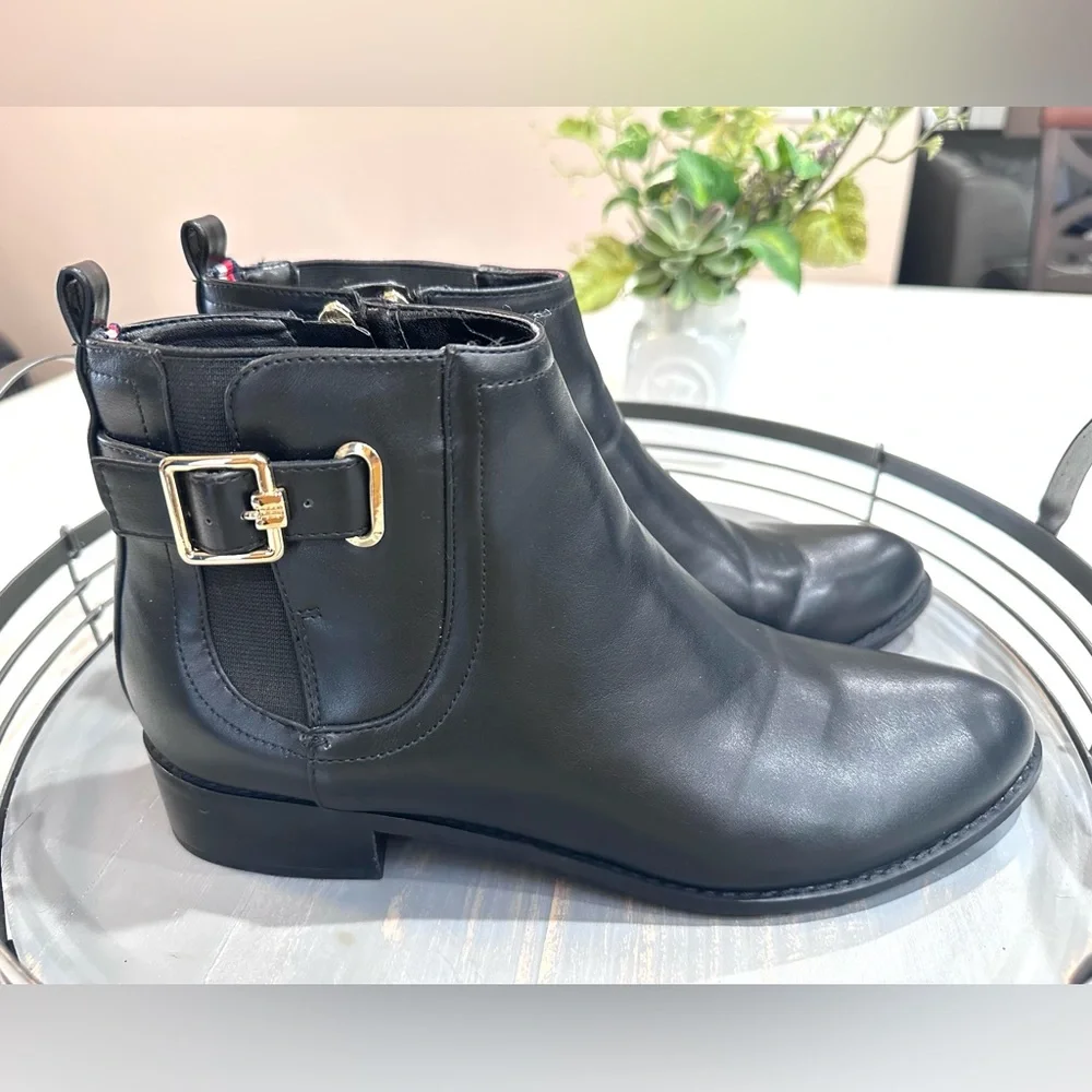 TOMMY HILFIGER
Women's Terez Block-Heel Zip Booties - Picture 3 of 4